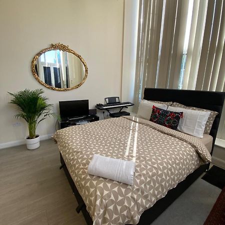 Spacious King Room With Private Entrance - Near Emirates And Camden And King'S Cross - 5 Min To Tube 芬奇利 外观 照片