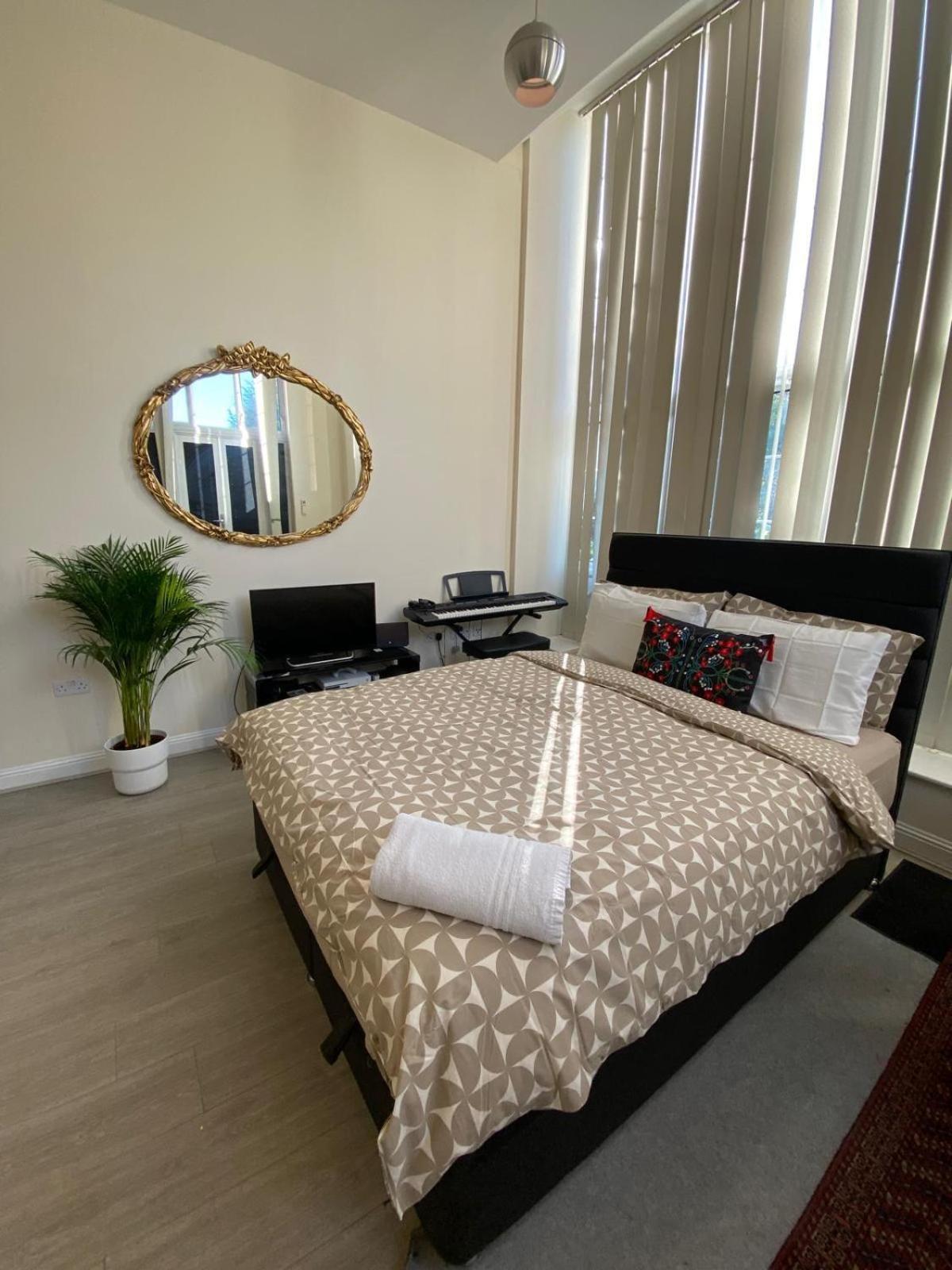 Spacious King Room With Private Entrance - Near Emirates And Camden And King'S Cross - 5 Min To Tube 芬奇利 外观 照片