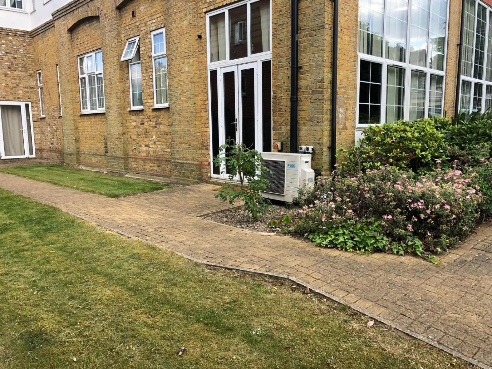 Spacious King Room With Private Entrance - Near Emirates And Camden And King'S Cross - 5 Min To Tube 芬奇利 外观 照片