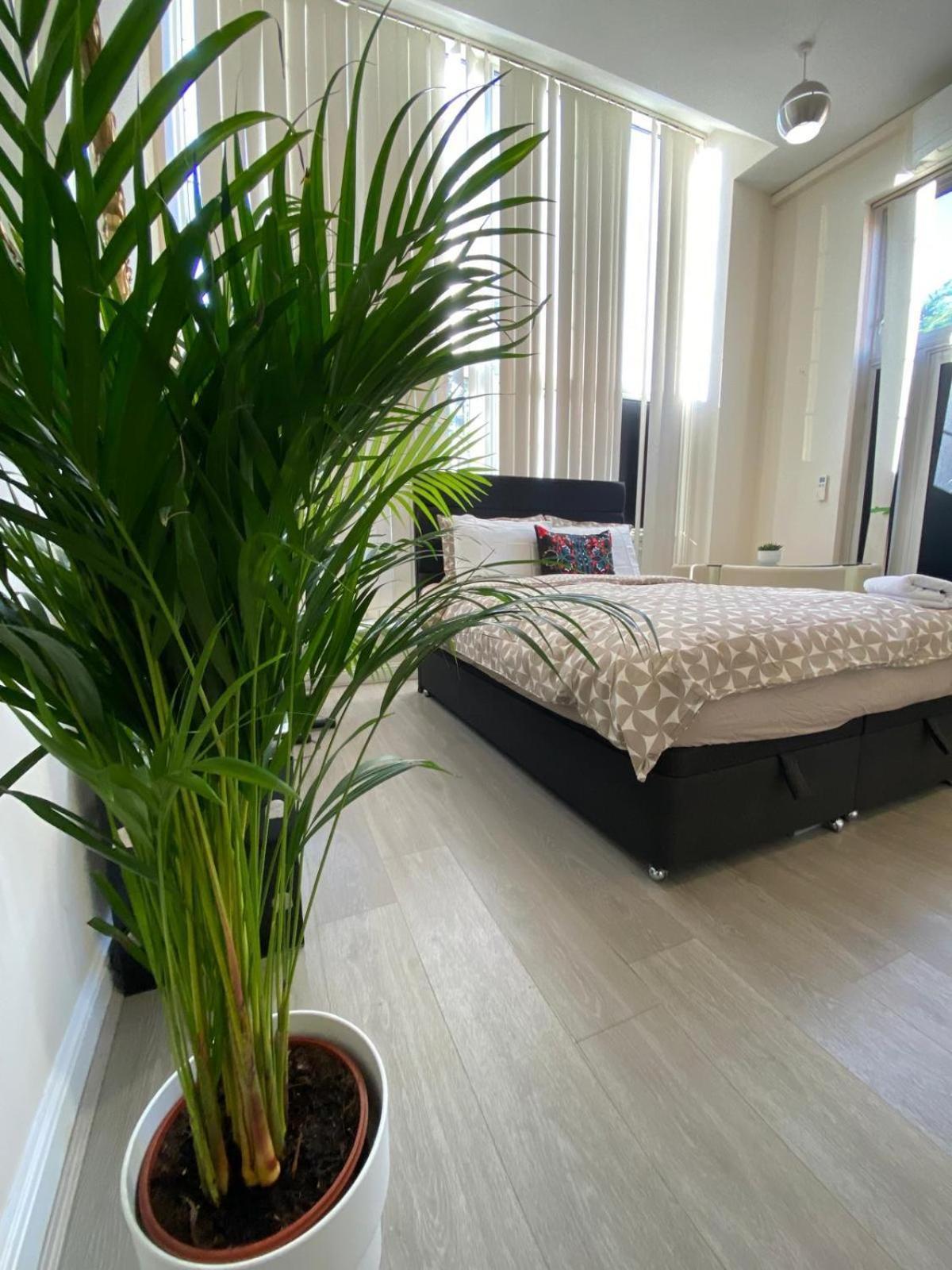Spacious King Room With Private Entrance - Near Emirates And Camden And King'S Cross - 5 Min To Tube 芬奇利 外观 照片